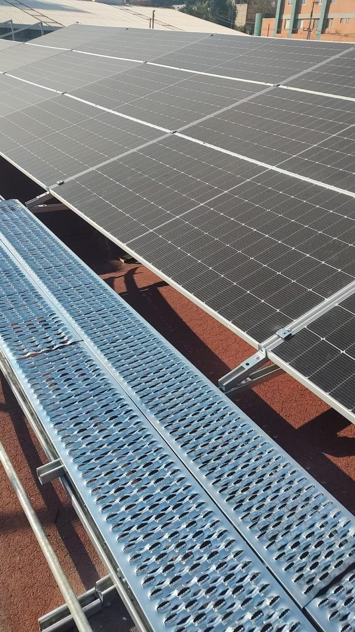 Uso del Entrepiso Metálico “Paso de Gato” en la Instalación y Mantenimiento de Paneles Solares